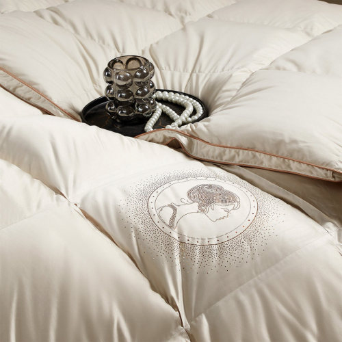 Chăn lông ngỗng trắng 95%, vỏ ngoài 100% lụa, quy trình giặt 53 bước, độ sạch 1500+, chăn cao cấp chuẩn khách sạn.