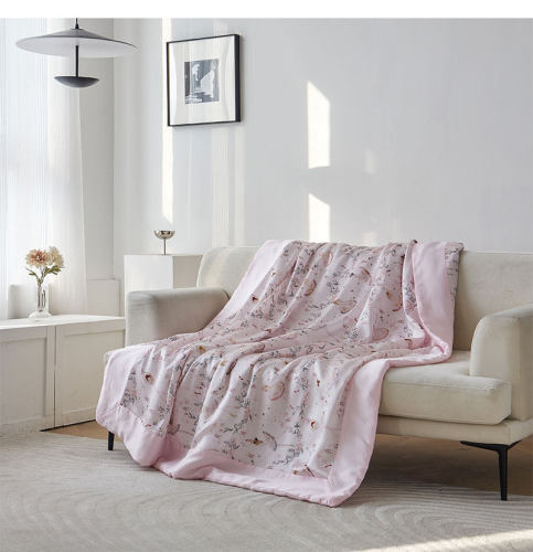 Chăn bông lụa có thể giặt máy, 100% lụa tơ tằm, độ dày 22 momme, thoáng mát, phù hợp cho người lớn, dùng được cả bốn mùa.