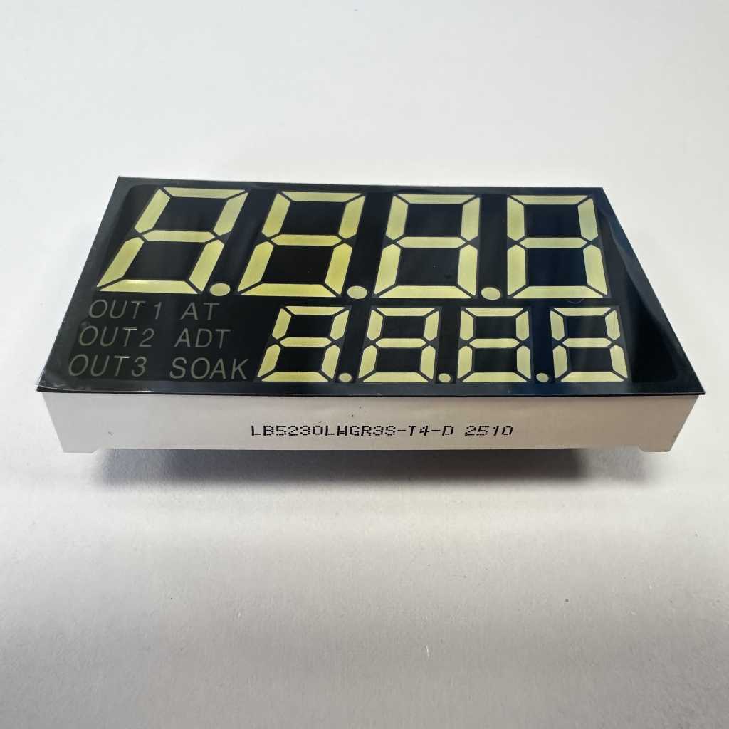 Visor LED de 7 segmentos com 4+4 dígitos em linhas duplas (branco/verde/vermelho) para indicador de temperatura e umidade.