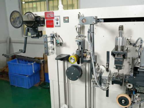 Máquina automática de enrolamento de fitas sem tubo de papel