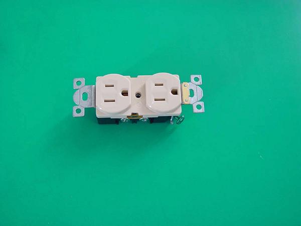 Stright Blade Receptacle Plugs