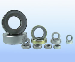 Thrust ball bearing with cover