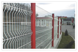 Curvy welded fence