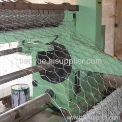 Hexagonal wire netting weaving machines