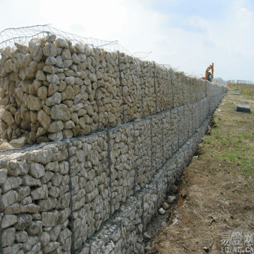 Gabion retaining wall