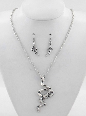 Snake pendant necklace set