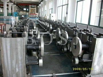 Cantilever type cable tray roll forming machine