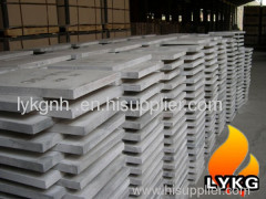 Silicon nitride bonded silicon carbide refractory plate for oven