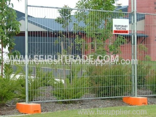 Temporary fence traffic barricade