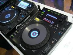 Pioneer CDJ-2000 Professional Multi-Media and CD Player