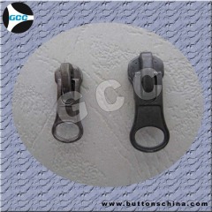Metal slider with thumb puller