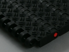 Plastic conveyor chain with non skid pattern