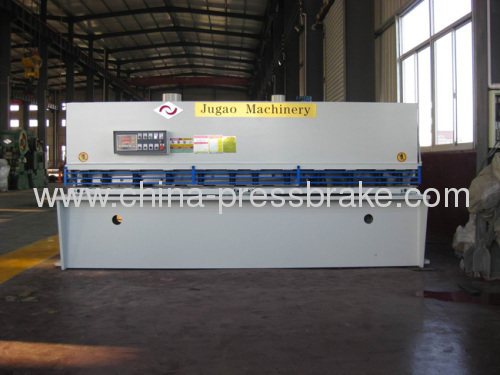 Hydraulic shearing machine