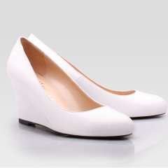 White wedge heel round toe shoes