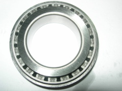 Tapered roller thrust bearing stiff and insensitive to shock
