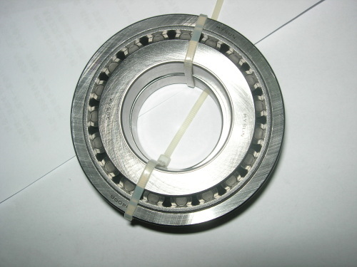 Double row taper roller bearing with low frictional torque