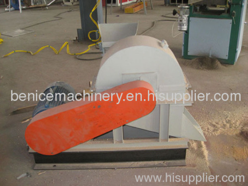 Wood crushing machine