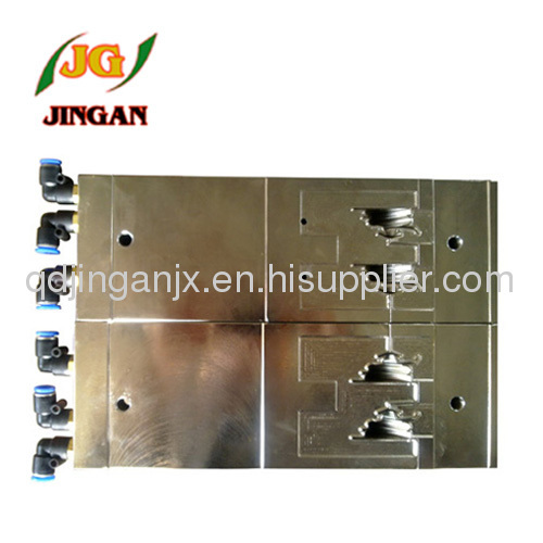 Refrigerator door seal mould