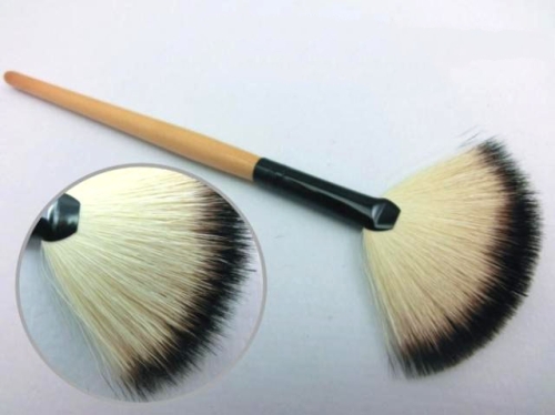 Small Fan Blush Brush with Goat Hair
