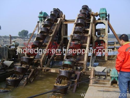 Double row bucket sand-excavating ship