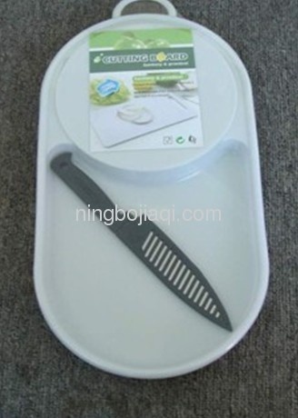 Round Cutting Board With Knives 