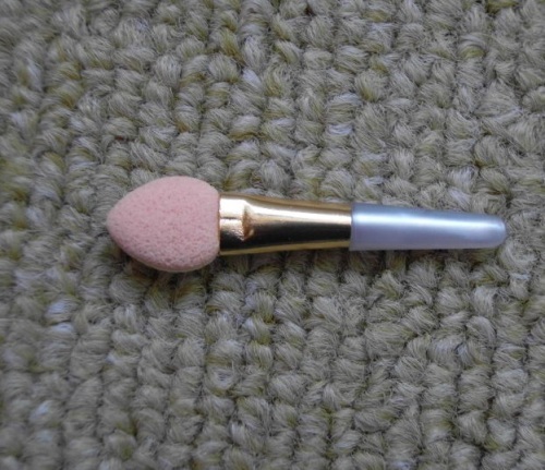 Eyeshadow applicator with Plastic handle