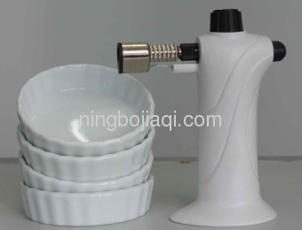 CREME BRULEE TORCH WITH WHITE CERAMIC DISHES MT8s