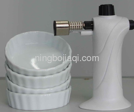 CREME BRULEE TORCH WITH WHITE CERAMIC DISHES MT8s