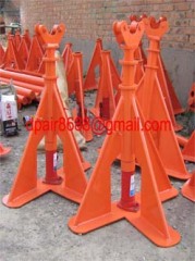Hydraulic lifting jacks for cable drums