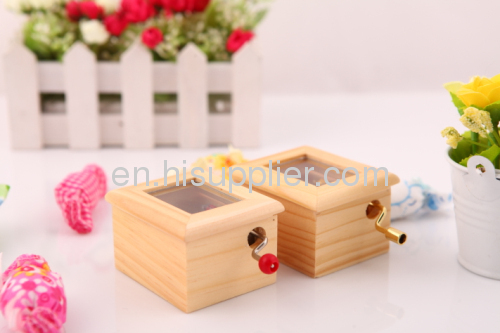 Hand movement of the hand-cranked wooden box Music Box