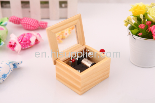 Hand movement of the hand-cranked wooden box Music Box