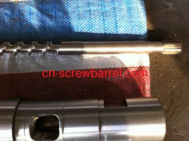 Single bimetallic screw and barrel for injection moulding machine 
