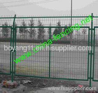 Welded curved wire mesh fence
