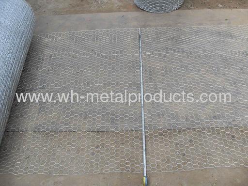 Hexagonal wire netting poultry cage