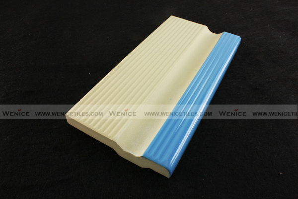 Grip tile for swimming pool 