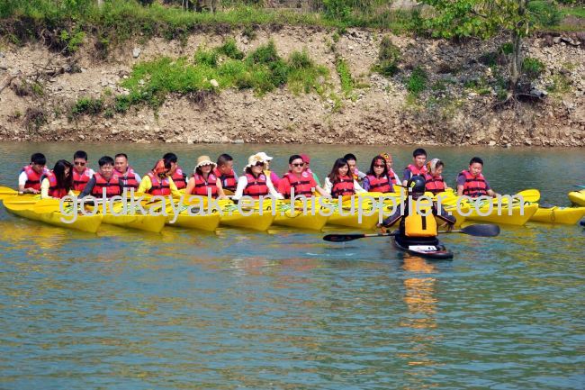 two person sit in ocean kayak/ two seats sit in sea kayak/ sea kayak/ ocean kayak