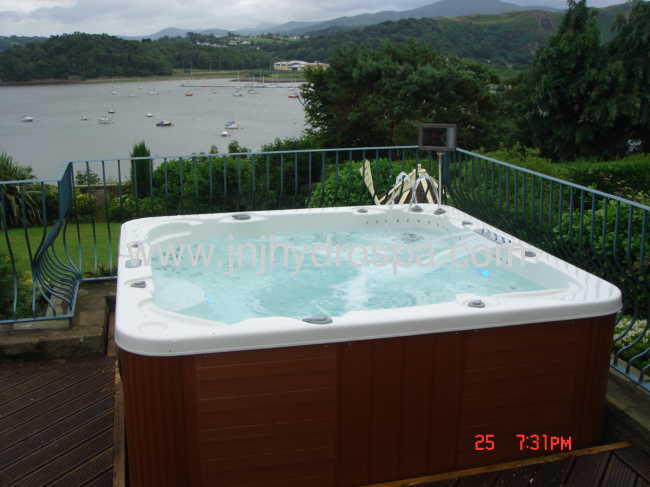 6 persons outdoor Jacuzzi