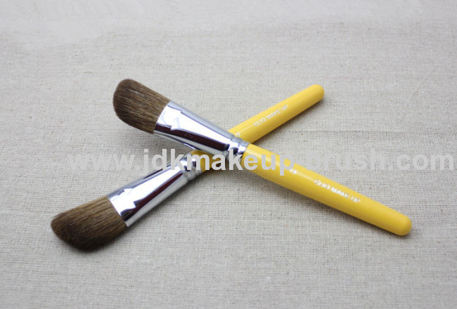 Natural wood handle cosmetic contour brush