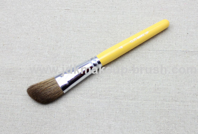 Natural wood handle cosmetic contour brush