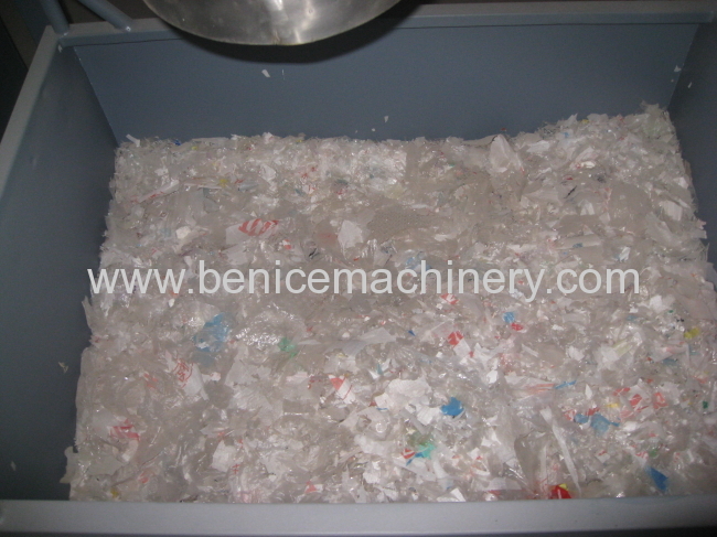 Wasted plastic recycling machine