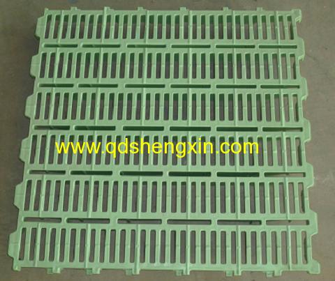 Farm floor plastic drain seam slat