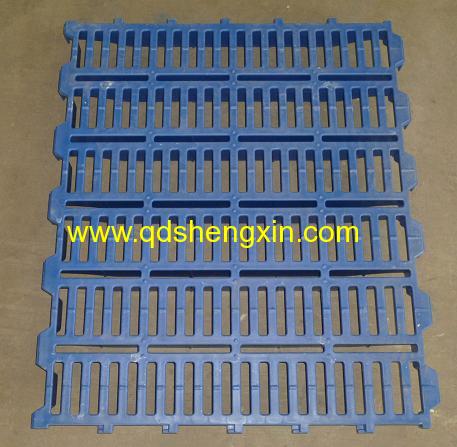 Farm floor plastic drain seam slat