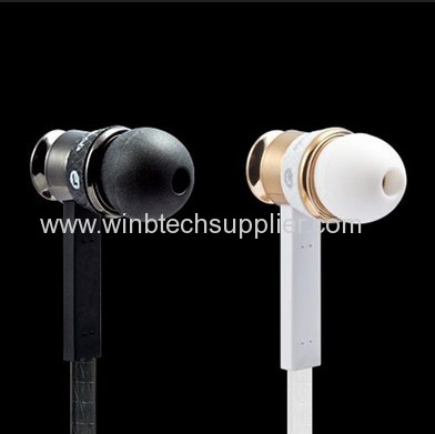 Lady Gaga 2 Amazing Black By Dr. DRE in earearphone