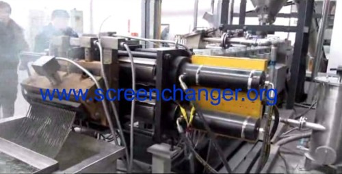 Two channel hydraulic screen changer for plastic extruder