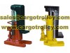 Hydraulic toe jack is compact structure