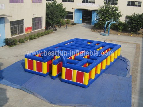 Inflatable maze for amusement park