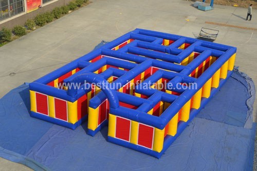 Inflatable maze for amusement park