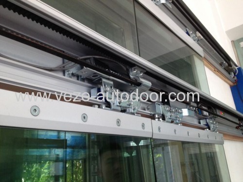 Automatic door glass clamps