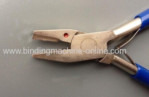 Wide coil plier for coil binding finishing 