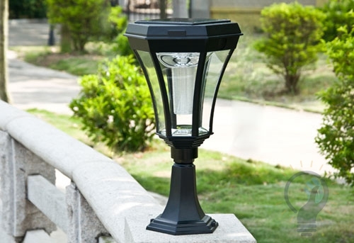 Aluminum solar garden gate light